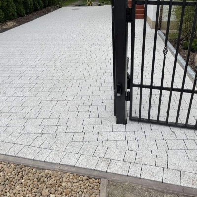 Jak dobrać odpowiednią kostkę brukową do stylu Twojego domu