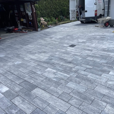 Kostka Brukowa w Garażu: Czy To Dobry Pomysł? Rozwiązujemy Wątpliwości