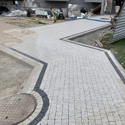 Przygotowanie terenu przed położeniem kostki brukowej - kluczowe kroki i porady