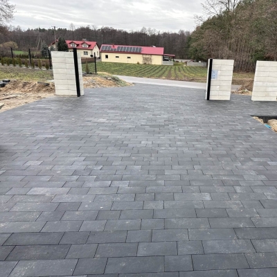 Przygotowanie terenu przed położeniem kostki brukowej - kluczowe kroki i porady