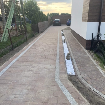 Przygotowanie terenu przed położeniem kostki brukowej - kluczowe kroki i porady