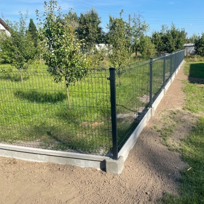 Zielone ogrodzenia: Integracja roślinności z ogrodzeniami modułowymi