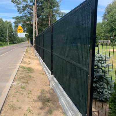 Zielone ogrodzenia: Integracja roślinności z ogrodzeniami modułowymi