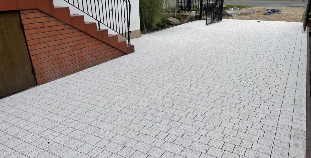 Jak dobrać odpowiednią kostkę brukową do stylu Twojego domu