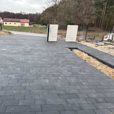 Przygotowanie terenu przed położeniem kostki brukowej - kluczowe kroki i porady 