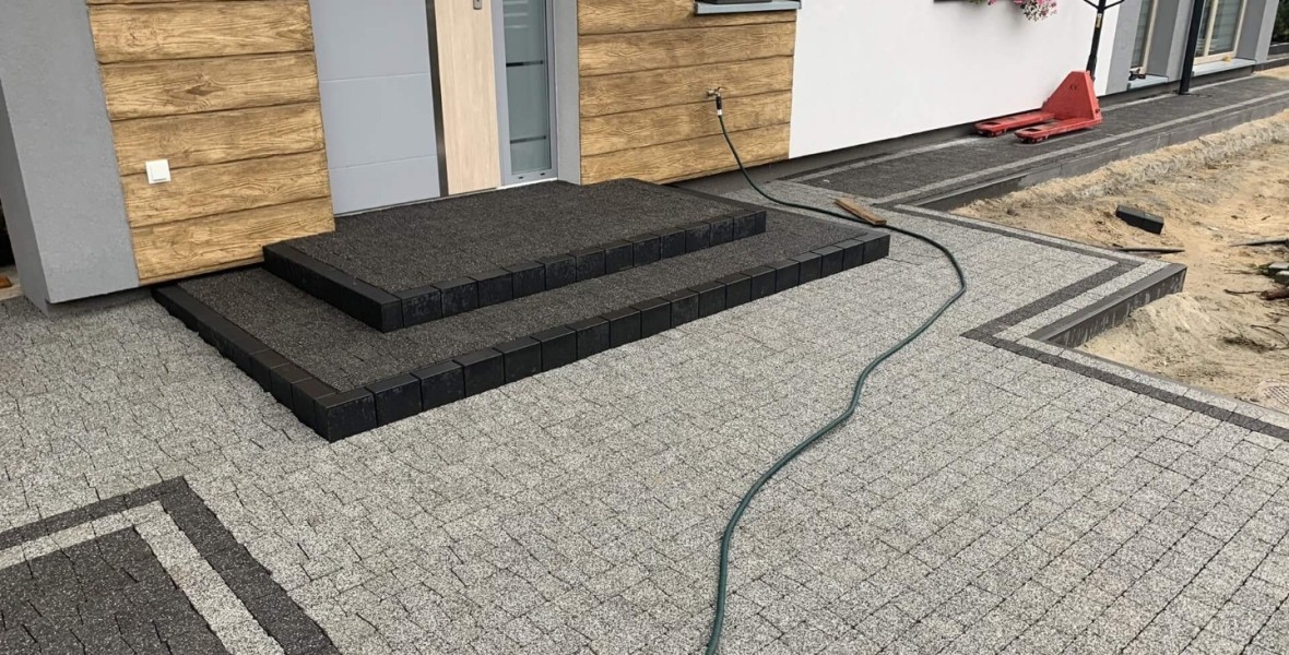 Przygotowanie terenu przed położeniem kostki brukowej - kluczowe kroki i porady 