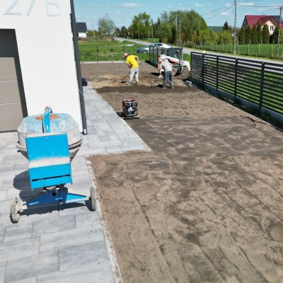 Układanie schodów z kostki brukowej — Twórz solidne i piękne schody do swojego ogrodu