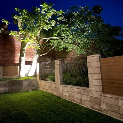 Zielone ogrodzenia: Integracja roślinności z ogrodzeniami modułowymi