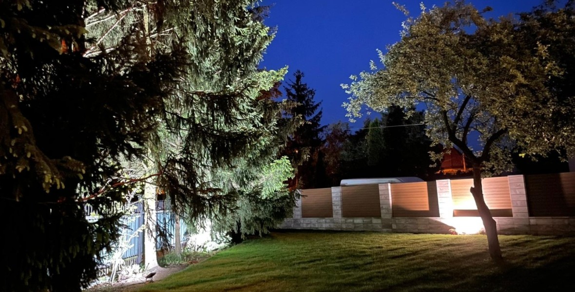 Zielone ogrodzenia: Integracja roślinności z ogrodzeniami modułowymi